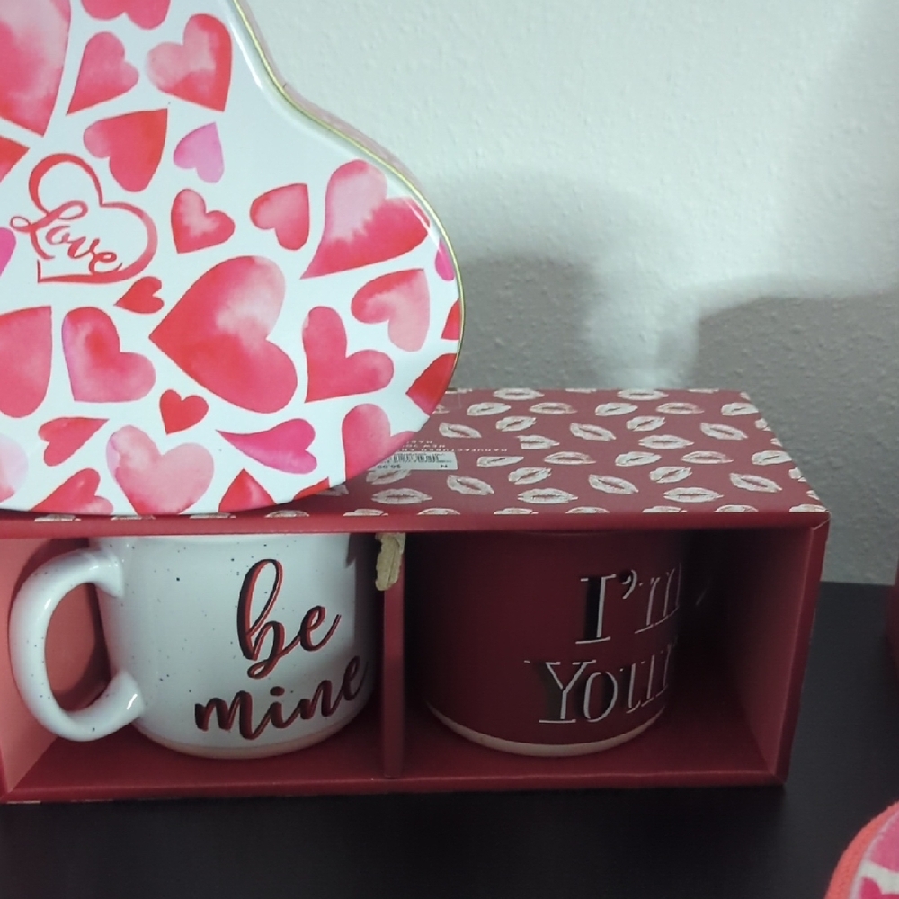 Heart-Shaped Red and White Valentine's Day mug set - Picture 1 of 2